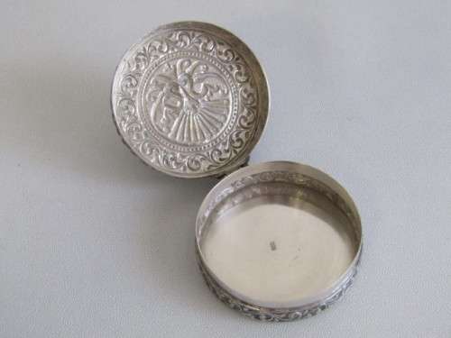 Vintage Continental solid 800 Silver Pill Box with Embossed decorations, 5.5cm x 2cm, 41.6 grams