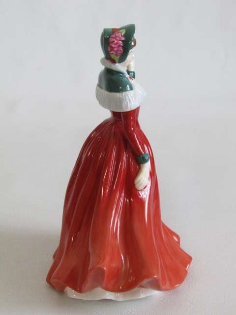 Original 2007 Royal Doulton Figurine "Winter's Day" HN4589, international collectors club, 15.5cm