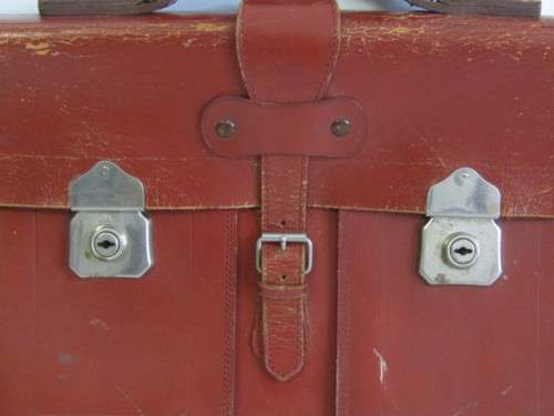 Very nice vintage Real Hide Leather Briefcase with 3 divisions and 3 pockets, excellent condition