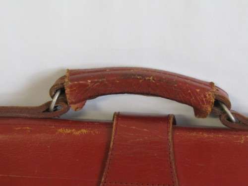Very nice vintage Real Hide Leather Briefcase with 3 divisions and 3 pockets, excellent condition