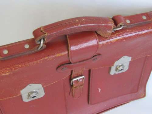 Very nice vintage Real Hide Leather Briefcase with 3 divisions and 3 pockets, excellent condition