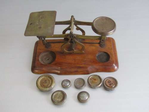 Vintage original Postal Scale with Weights, brass on wooden base, excellent and working, 16.5cm