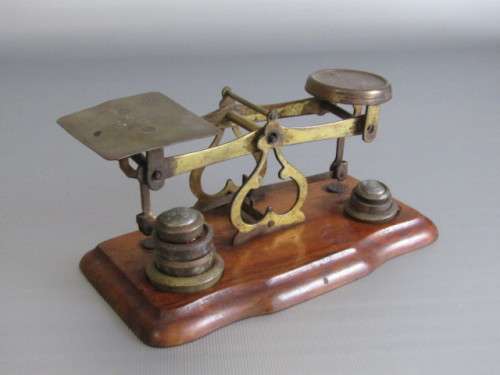 Vintage original Postal Scale with Weights, brass on wooden base, excellent and working, 16.5cm