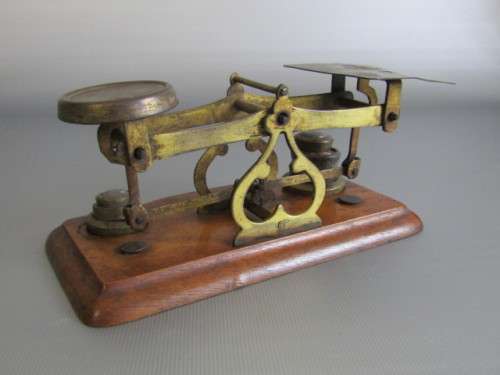Vintage original Postal Scale with Weights, brass on wooden base, excellent and working, 16.5cm