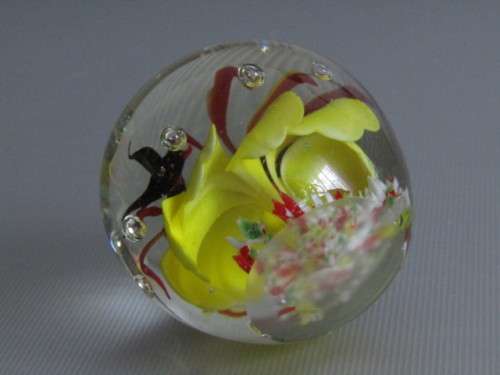 Original Murano art glass Paperweight "Birds and Flowers" excellent condition, 5.5cm diameter