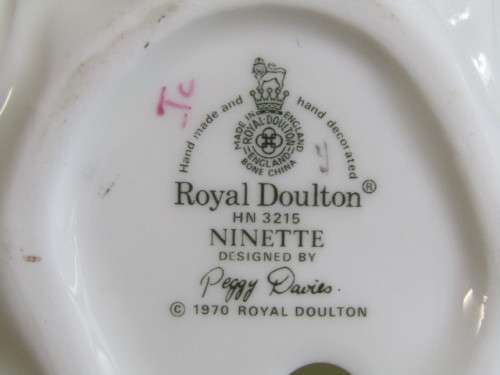 Original vintage 1970 Royal Doulton Figurine "Ninette" HN3215, 9.5cm, prestine condition