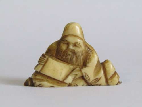 Antique hand carved Bone / Ivory Netsuke in excellent condition, 3.5cm x 5cm