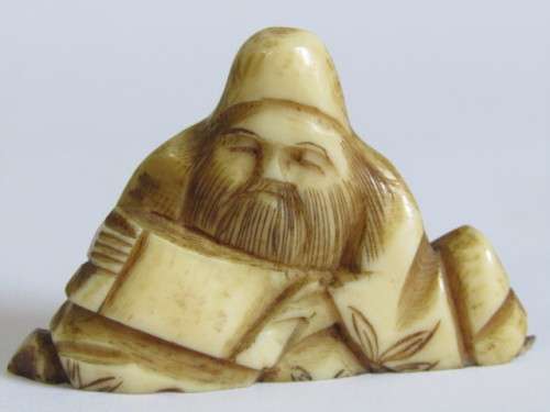 Antique hand carved Bone / Ivory Netsuke in excellent condition, 3.5cm x 5cm