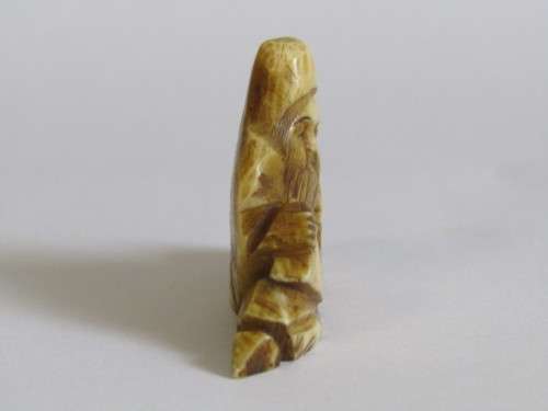 Antique hand carved Bone / Ivory Netsuke in excellent condition, 3.5cm x 5cm