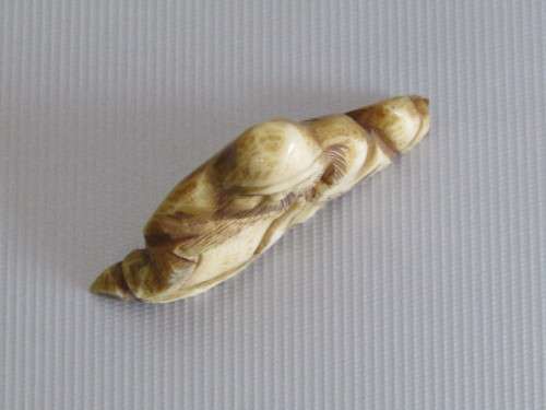 Antique hand carved Bone / Ivory Netsuke in excellent condition, 3.5cm x 5cm