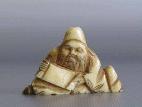 Antique hand carved Bone / Ivory Netsuke in excellent condition, 3.5cm x 5cm