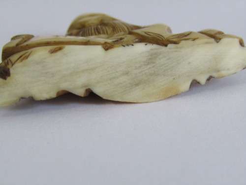 Antique hand carved Bone / Ivory Netsuke in excellent condition, 3.5cm x 5cm