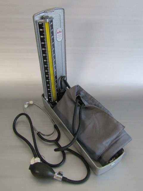 Lot with 2 medical devices; MAC Blood preasure machine and a Stetoschope, both working, Metal Case