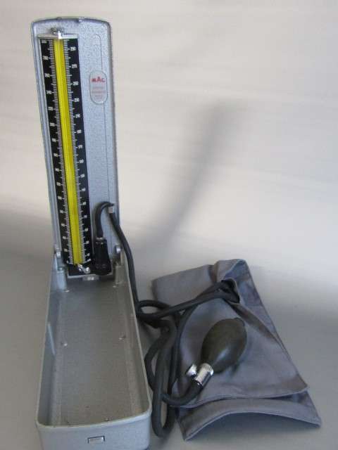 Lot with 2 medical devices; MAC Blood preasure machine and a Stetoschope, both working, Metal Case