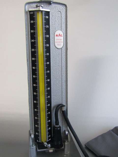 Lot with 2 medical devices; MAC Blood preasure machine and a Stetoschope, both working, Metal Case