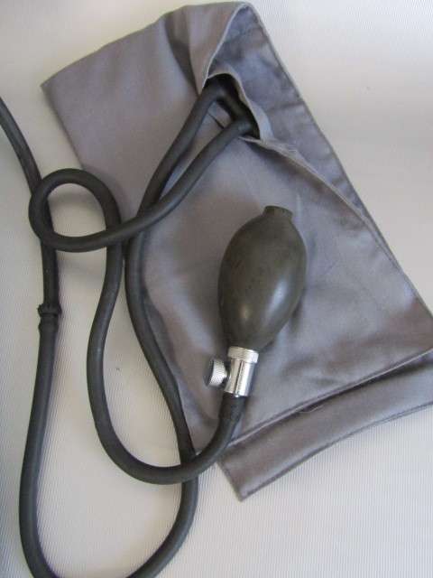 Lot with 2 medical devices; MAC Blood preasure machine and a Stetoschope, both working, Metal Case
