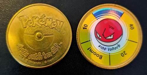 Pokemon Trading Cards - 1999 Nintendo / Hasbro - Gold Metal Battle Coin - #100 Voltorb 35mm - NM