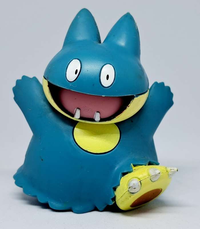 2001 Nintendo / Jakks Pacific - Munchlax Figure Solid Rubber 8x6x6CM