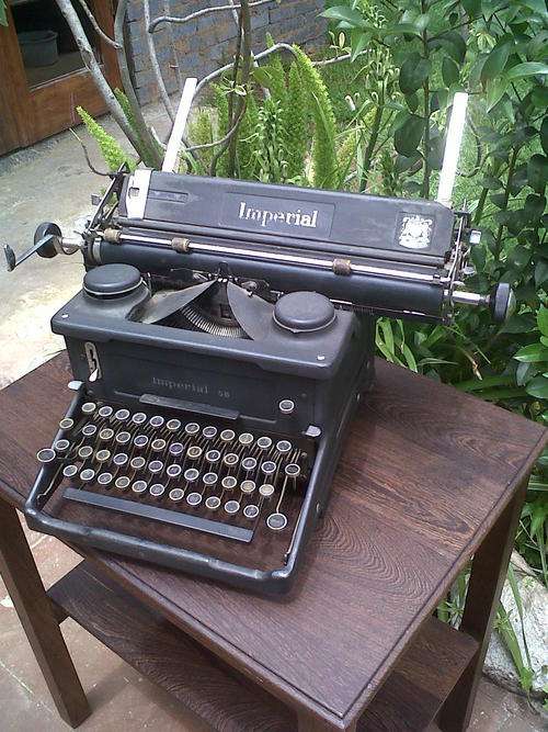VERY OLD IMPERIAL TYPEWRITER ( NOT WORKING)