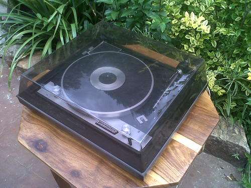 OLD CONNOISSEUR TURNTABLE