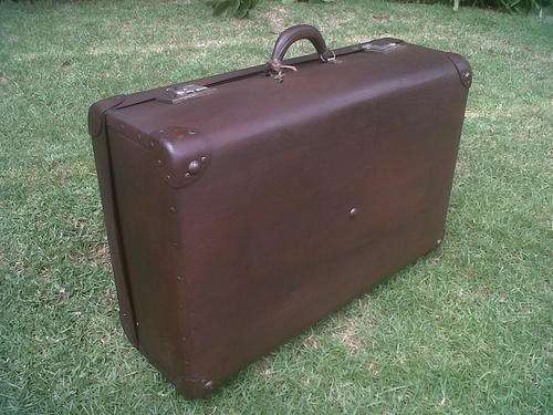 LARGE BROWN GLOBITE SUITCASE WITH KEY.