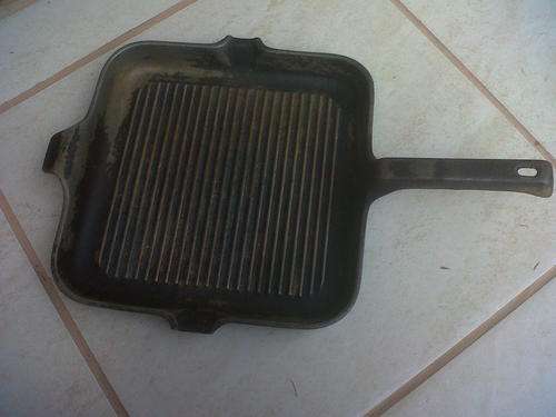 OLD CASTE IRON GRILLING PAN