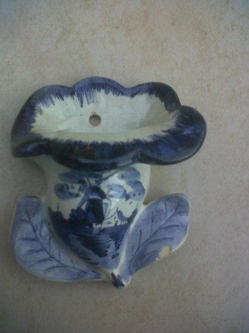 SMALL DELFT 'FLOWER SHAPED' OLD WALL VASE (chipped)