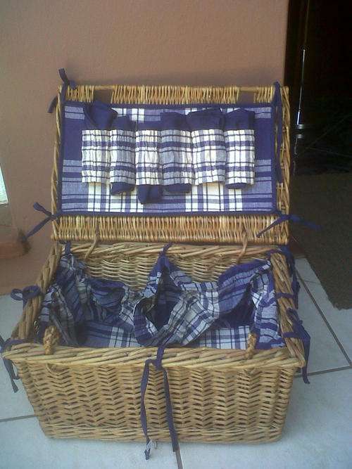 LOVELY LARGE BLUE LINED PICNIC BASKET