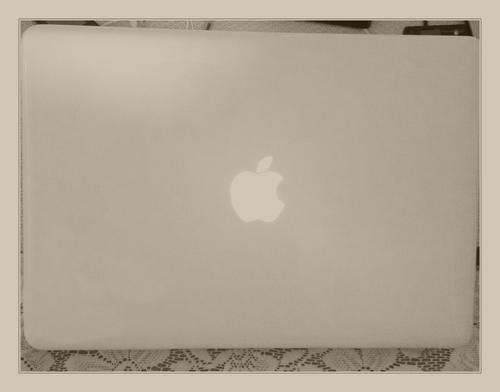 Apple MacBook 13 inch | Core 2 Duo 2.26Ghz | 2GB DDR3 RAM | 250GB HDD *** GEN