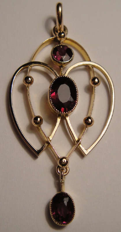 9ct GOLD Antique Pendant set with three Amethysts