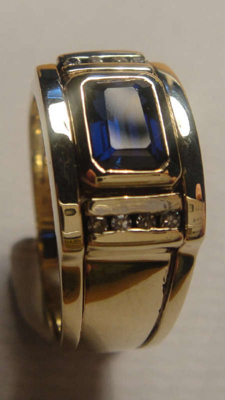 9ct GOLD Antique Ring Set with large Sapphire and 8 Diamonds