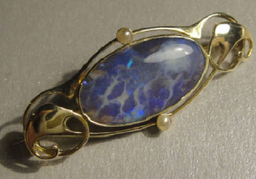 15ct Yellow Gold ANTIQUE Brooch set with two seed Pearls and Shell (Valued at R6 000)