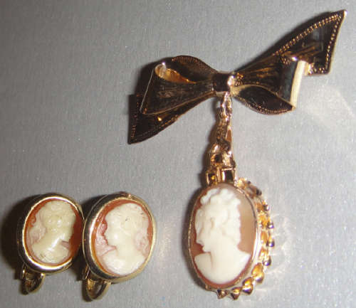 9ct Yellow Gold ANTIQUE Cameo Brooch with two Earrings (Valued at R7 000)