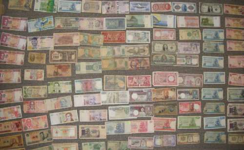 100 World Bank Notes sold in lots of 10 notes each