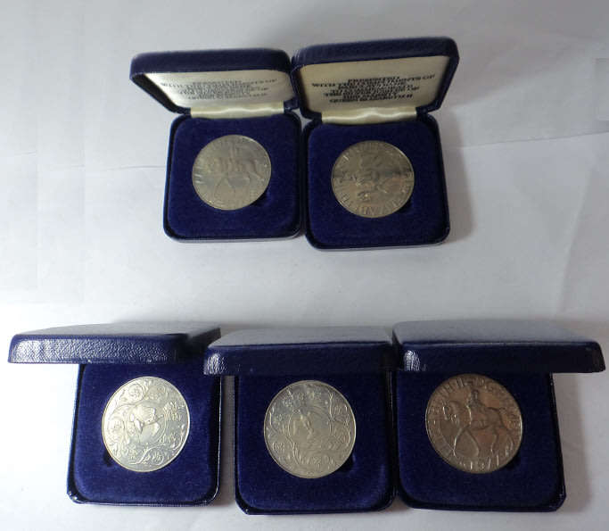 Great Britain: Five Queen Elizabeth II Commemorative 1977 Crown-size 25-Pence pieces
