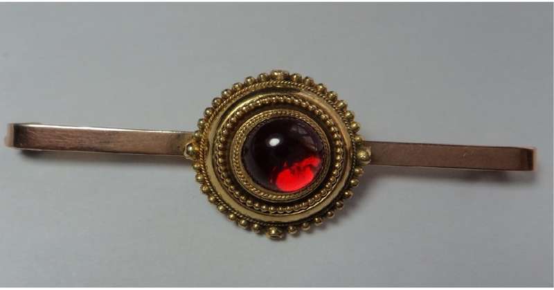 9ct & 18ct Yellow GOLD Antique Brooch set with Rhodolite (5.5 grams) Valued at R15 000