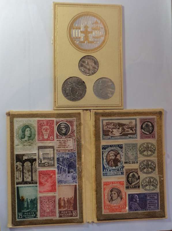 Souvenir, Citta del Vaticana with 3 coins (1940s) and stamp collection