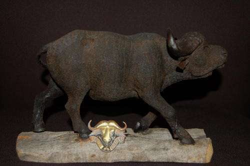 32 BATTALLION BUFFALO IRON WOOD AND 1ST ISSUE BERET BADGE ON BUFFALO.