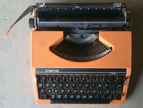 Old vintage TREND T7200 typewriter