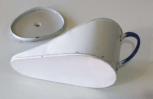 Vintage enamel bedpan with lid, as per photos