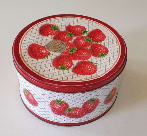 BAKERS 2 kg biscuits tin with strawberies as per photos