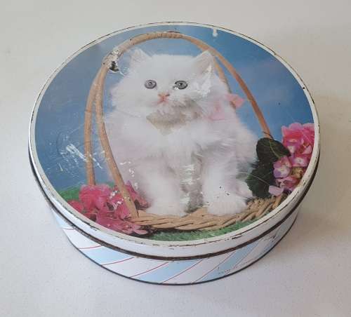 BAKERS 2 kg biscuits tin with a cat as per photos