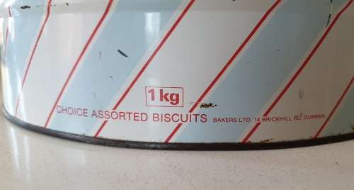 BAKERS 2 kg biscuits tin with a cat as per photos