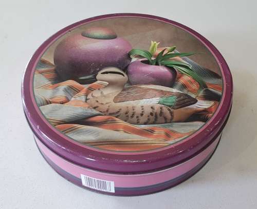 PYOTTS 1 kg biscuits tin as per photos