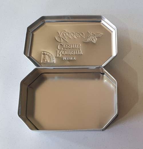 Bakers mint Romany Creams kisses tin as per photos
