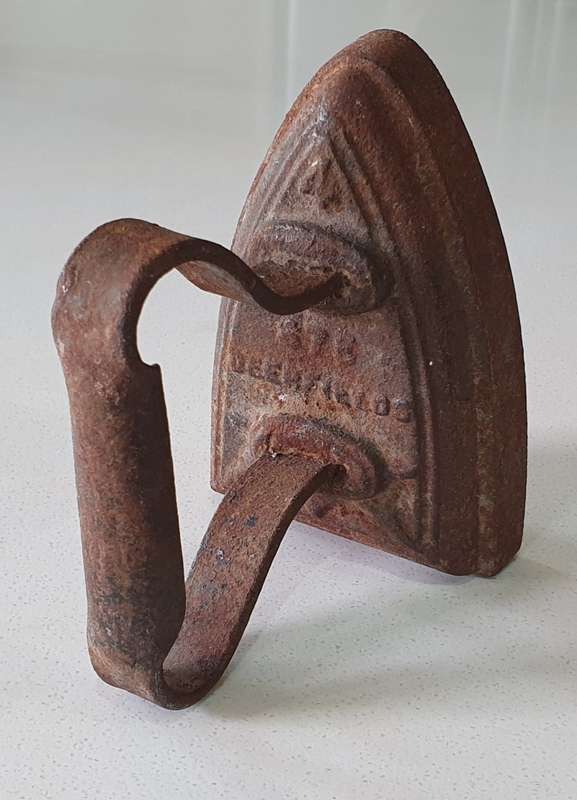 Vintage cast iron, coal stove DEEPFIELDS 675 clothing Sad Iron as per photo