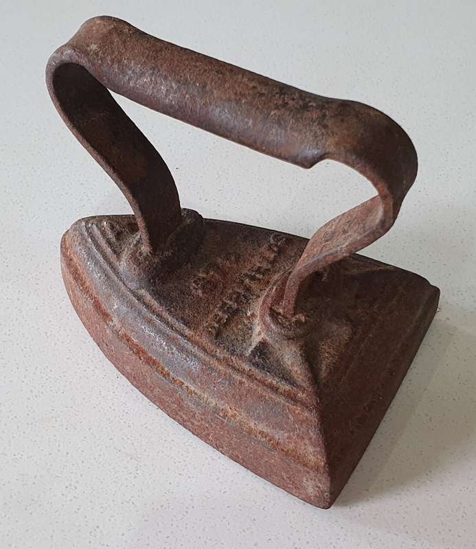 Vintage cast iron, coal stove DEEPFIELDS 675 clothing Sad Iron as per photo