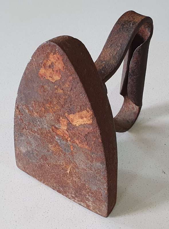 Vintage cast iron, coal stove DEEPFIELDS 675 clothing Sad Iron as per photo