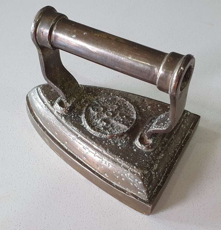 Vintage `brass look` cast iron, coal stove clothing Sad Iron as per photo