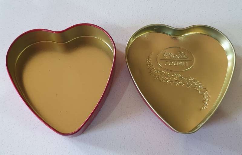 Lindt LINDOR tin as per photos